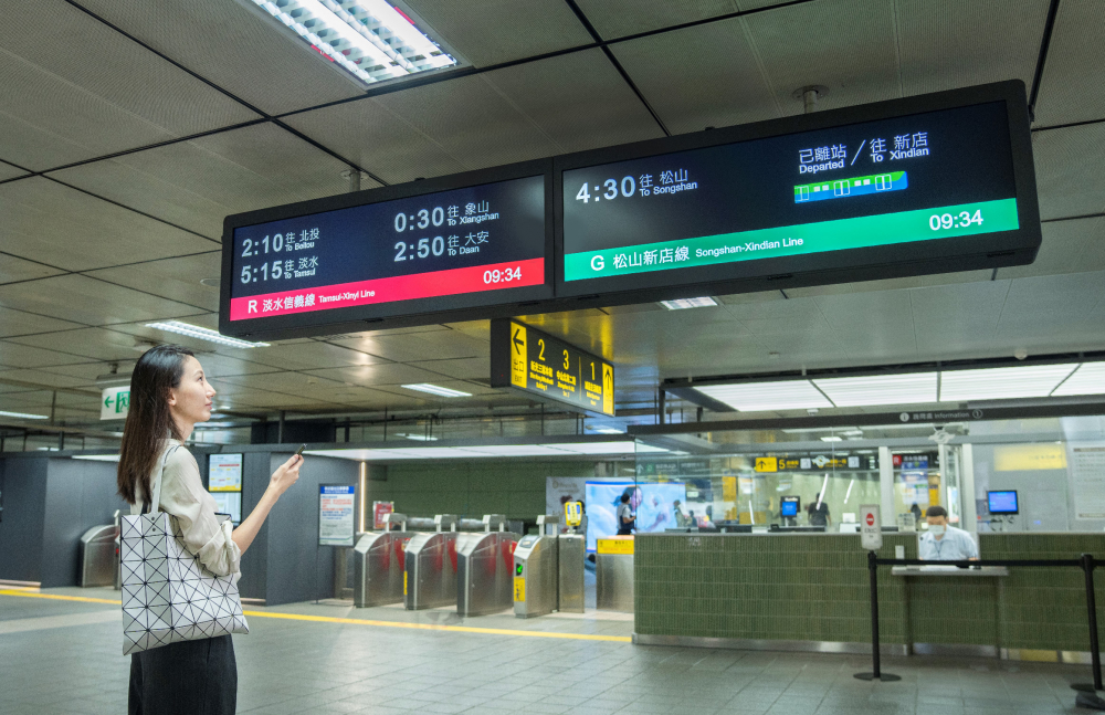達擎TARTAN顯示器的特殊長條型比例非常適合空間與高度有限的大眾運輸場域應用，具備工業等級高品質、高亮度、高解析與高色彩飽和度等優勢，打造都會智能車站新風貌。