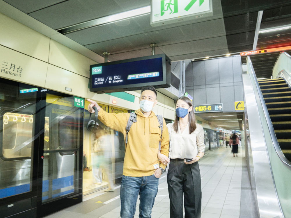 友達旗下達擎之客製化TARTAN顯示器，於台北捷運中山站亮相。以獨特長條型比例與高畫質特色，為台北捷運站帶來嶄新的都會車站風貌