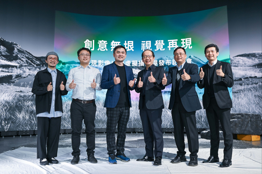 友達光電與再現影像攜手，於中影製片廠建置全台首座提供嶄新一站式整合服務的LED虛擬製作攝影棚（圖左至右：再現影像視覺總監郭憲聰、再現影像營運總監黃棨雋、再現影像藝術總監與導演紀柏舟、友達光電技術長廖唯倫、友達光電系統設計製造服務事業總部副總經理曾天龍、友達光電系統產品事業資深處長蘇聖倫）